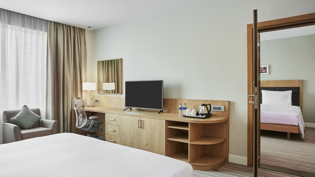 Hilton Garden Inn Dubai, Mall Avenue