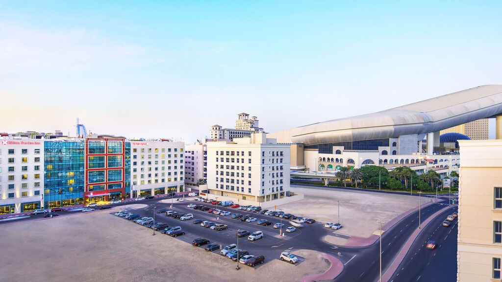 Hilton Garden Inn Dubai, Mall Avenue