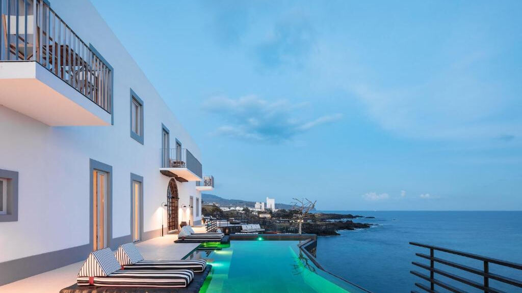 White Exclusive Suites & Villas